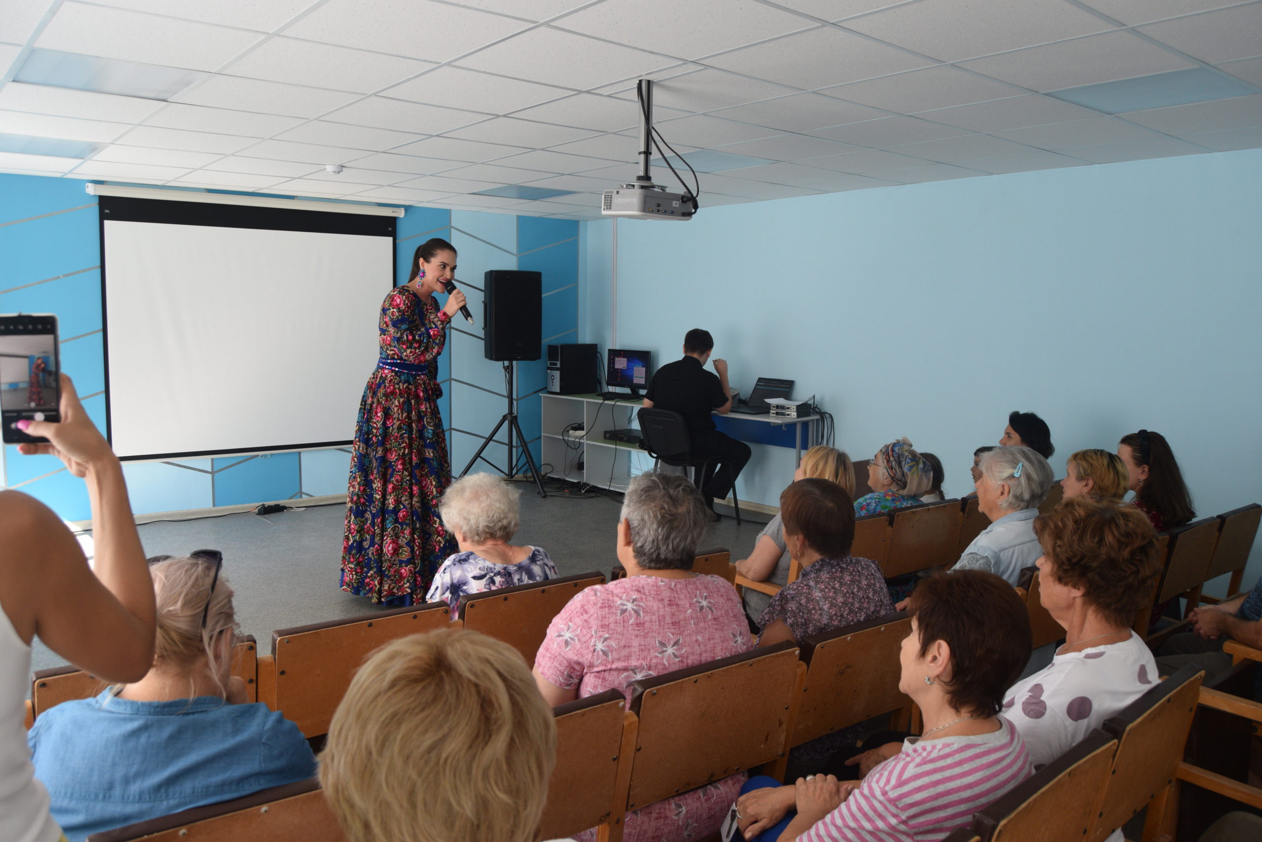 Чувашский госансамбль песни и танца дал концерт для переселенцев из Донбасса